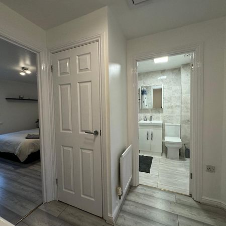 Spacious 3 Bedroom Home, With Private Driveway 5 Minutes From Excel Centre & Custom House ลอนดอน ภายนอก รูปภาพ