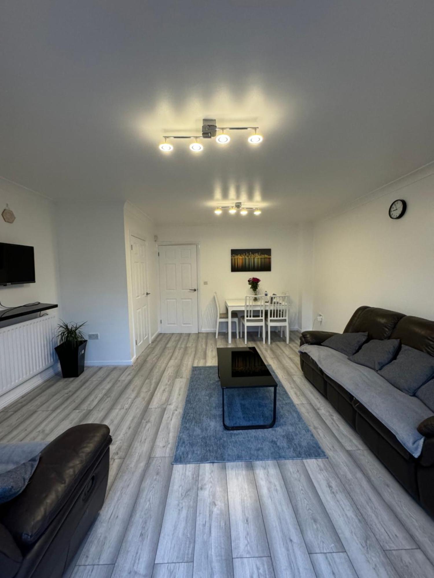 Spacious 3 Bedroom Home, With Private Driveway 5 Minutes From Excel Centre & Custom House ลอนดอน ภายนอก รูปภาพ