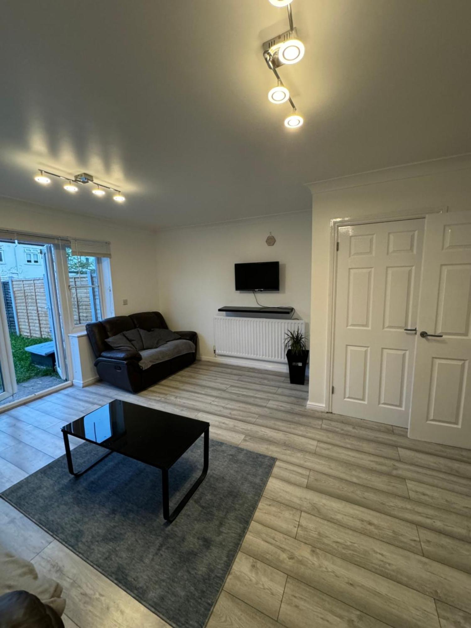 Spacious 3 Bedroom Home, With Private Driveway 5 Minutes From Excel Centre & Custom House ลอนดอน ภายนอก รูปภาพ