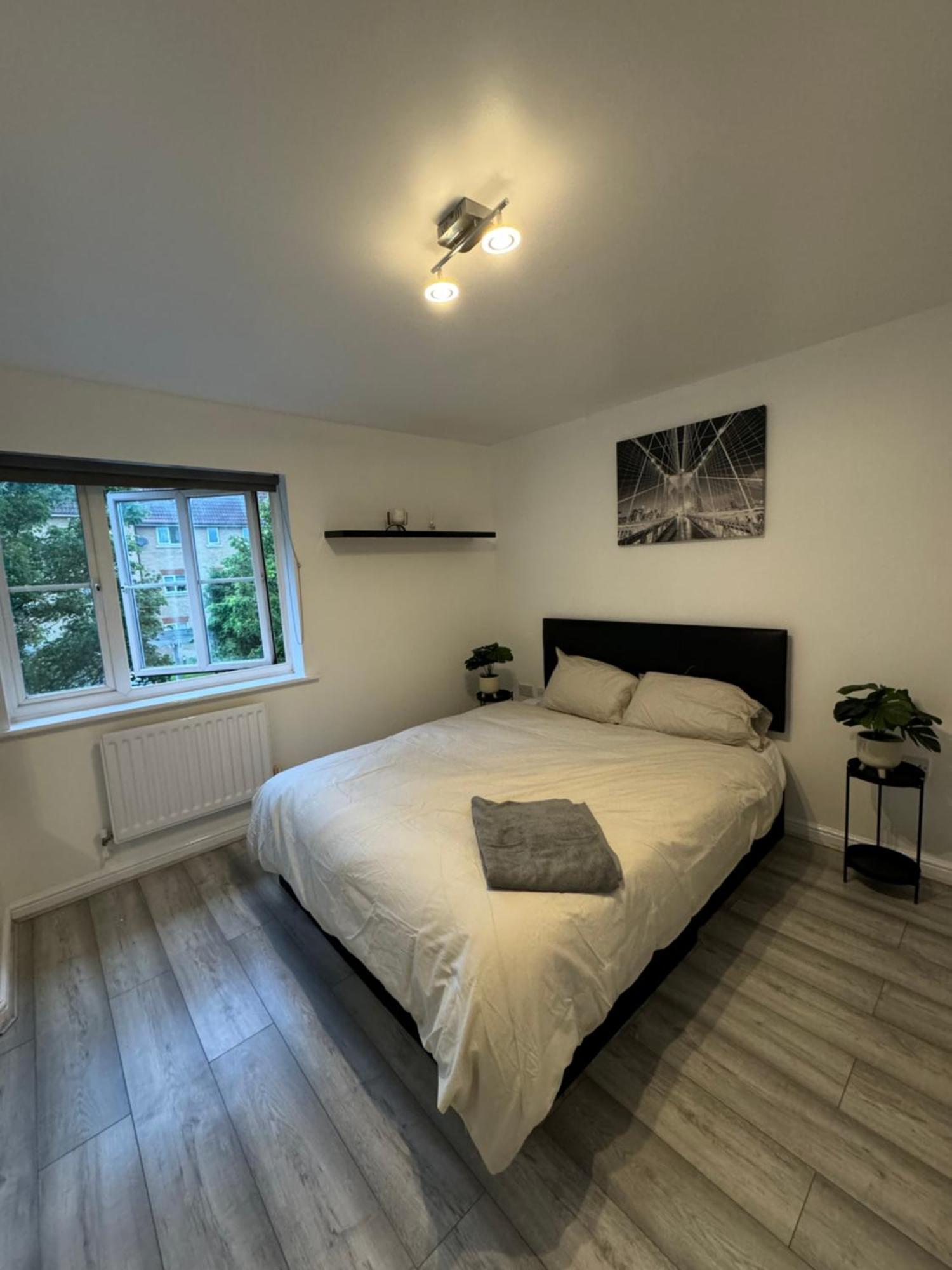 Spacious 3 Bedroom Home, With Private Driveway 5 Minutes From Excel Centre & Custom House ลอนดอน ภายนอก รูปภาพ