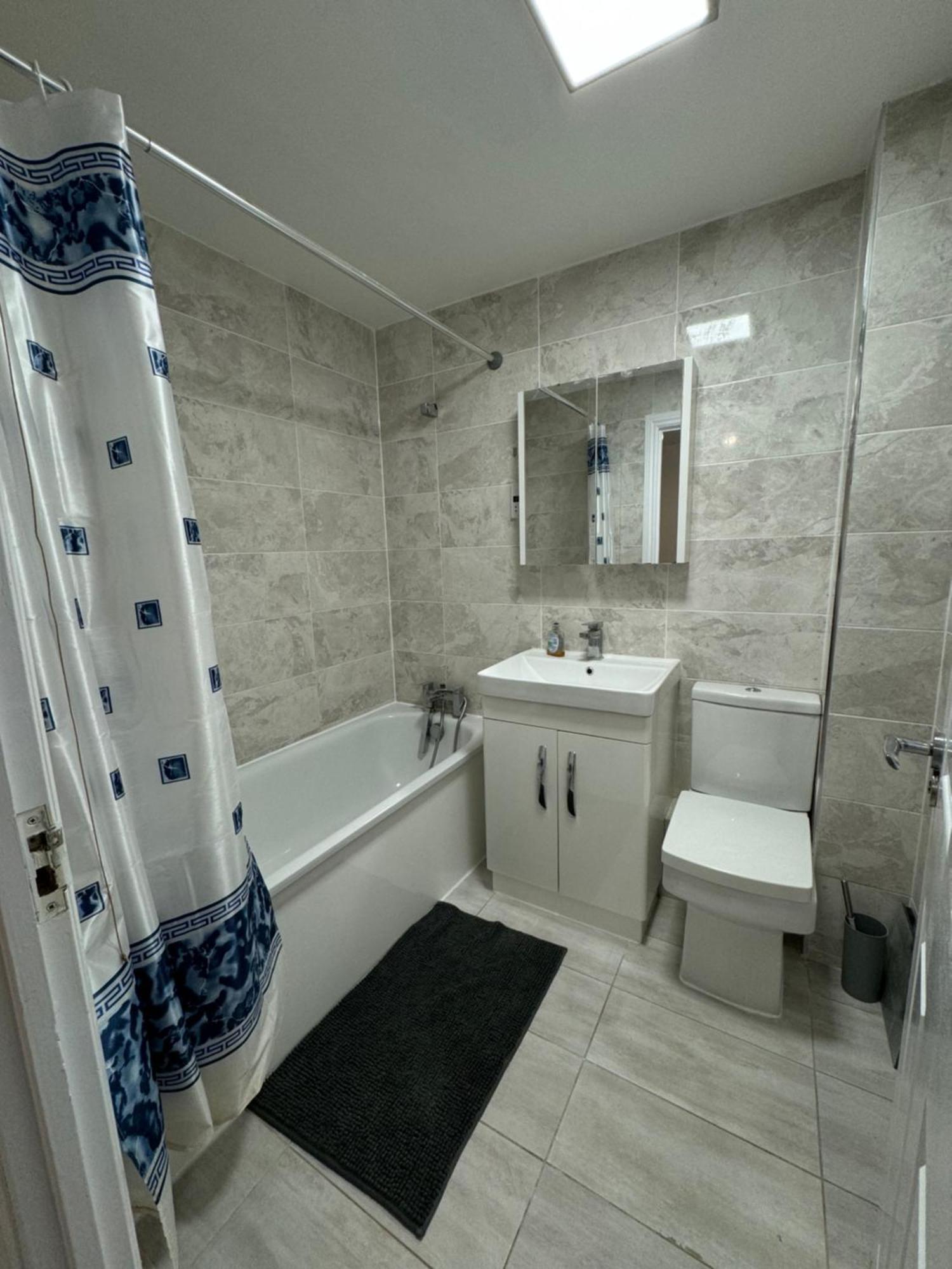 Spacious 3 Bedroom Home, With Private Driveway 5 Minutes From Excel Centre & Custom House ลอนดอน ภายนอก รูปภาพ